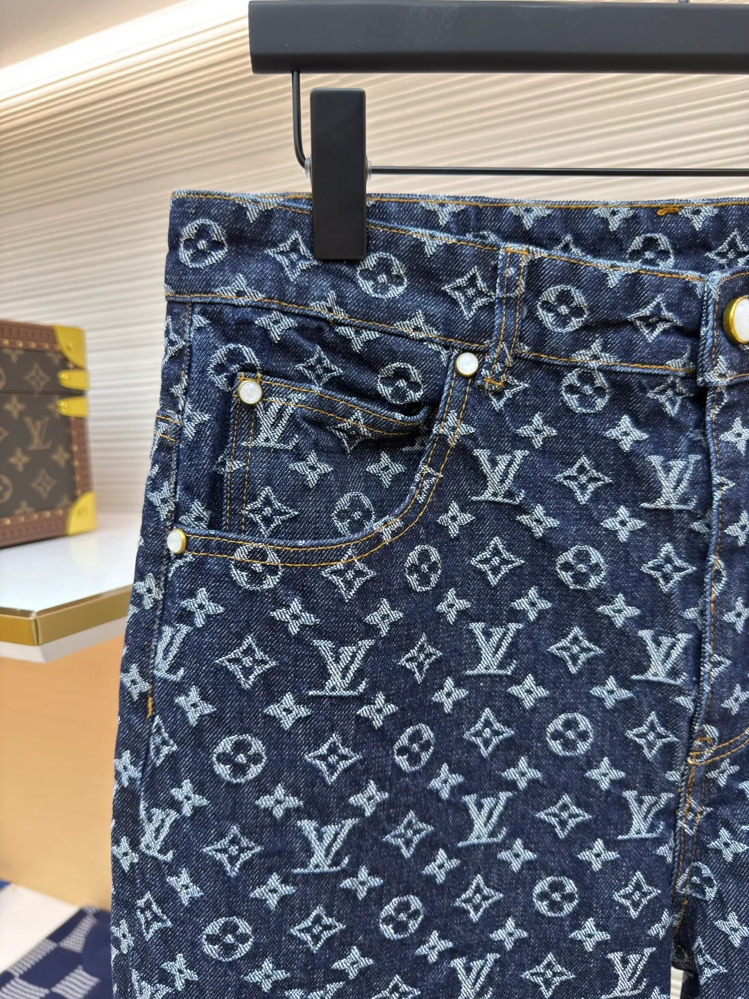 LOUIS VUITTON presbyopic all-over printed jeans ●Authentic product: Purchased and developed by 16639 ●Item number: 1680009-B35 ●Fabric: Denim denim fabric ●Technology: Jacquard production ●Version: Fitted version ●Weight: about 850 grams ●Size: 30-32-34-36 ●Description: The fabric is made of denim, full of Monogram jacquard pattern, and is decorated with hot-drilling technology to form the brand's classic pattern. The waist is made of old flocked leather tags, and the hardware is molded. The overall routing is straight and delicate. The fabric is comfortable and soft, and the color is consistent without color difference. It can be matched with the same style to create a fashionable look and control various occasions. Customized accessories, complete with three standards, same style for men and women.